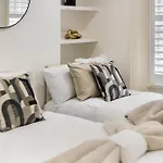 Stylish 2 Bedroom Flat In Prime London Location Up To 5 Guests