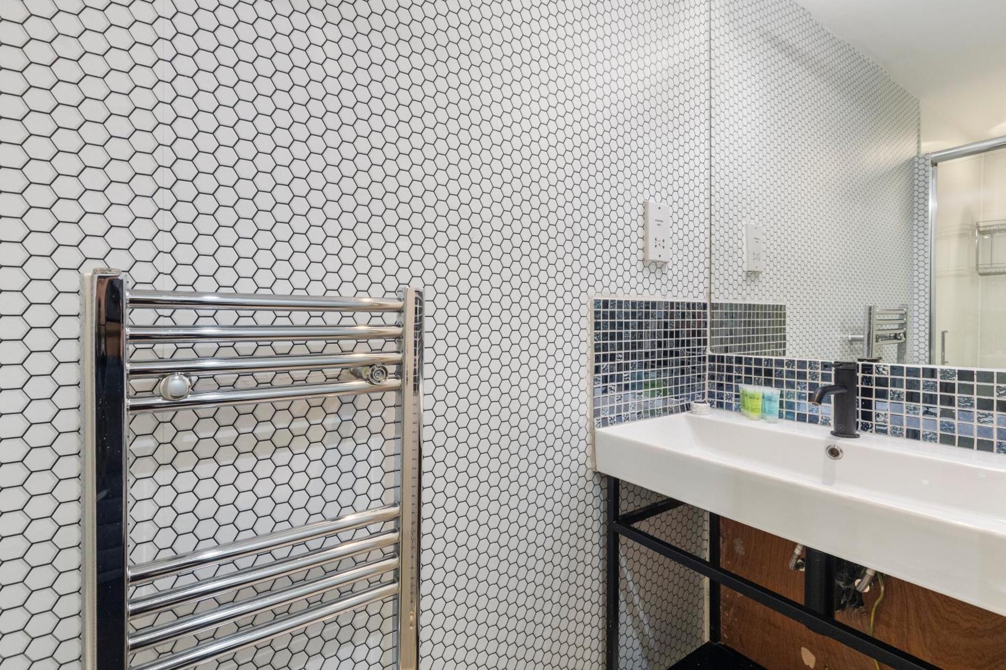 Stylish 2 Bedroom Flat In Prime Location Up To 5 Guests