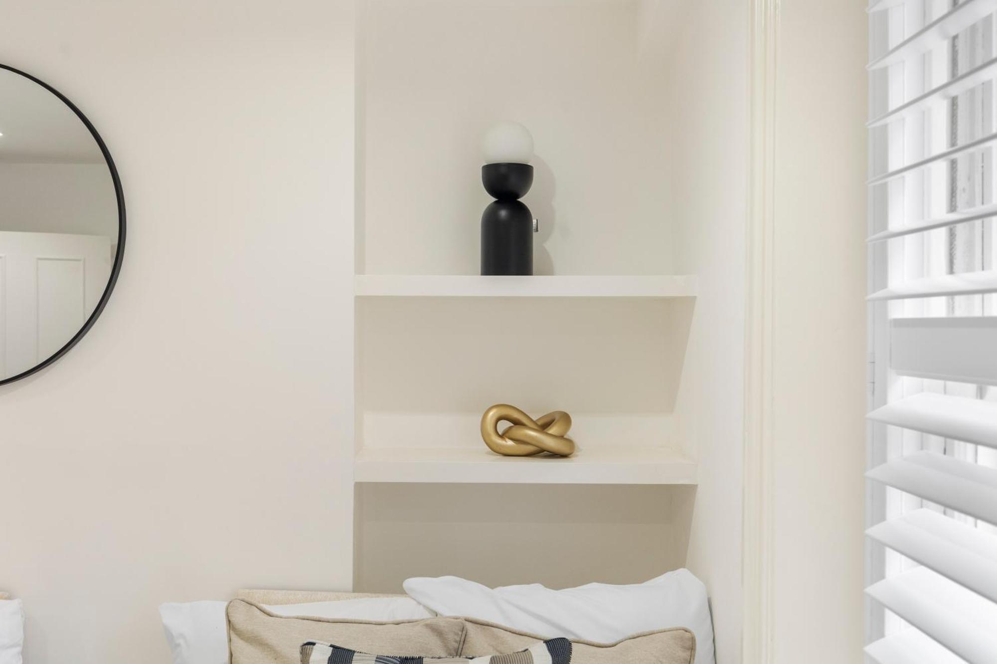 Stylish 2 Bedroom Flat In Prime Location Up To 5 Guests *